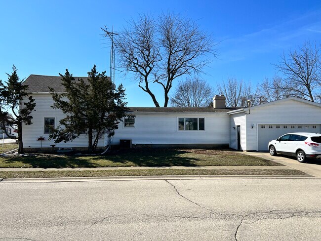 Exterior - 175 N Locust St