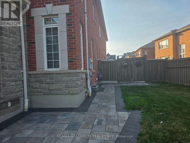 Building Photo - 42 Cranbrook Cres