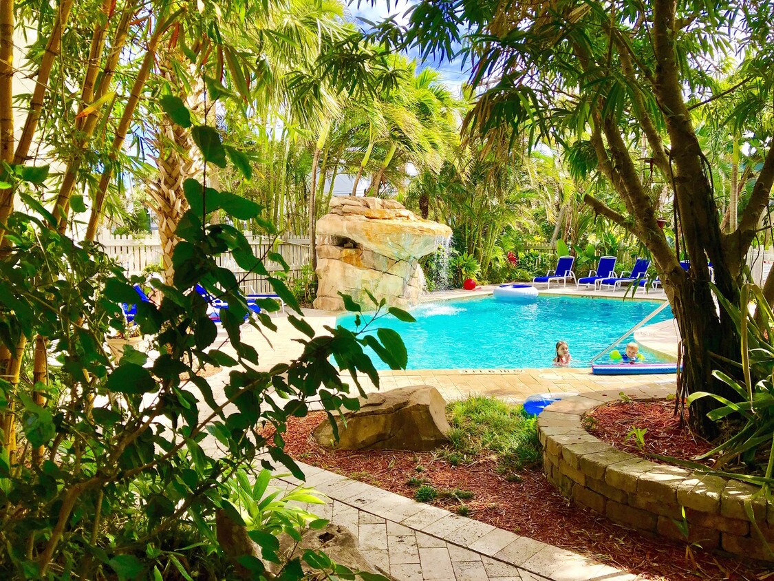 beautiful Outdoor Heated Pool - 116 S Riverside Dr