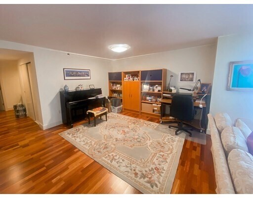 Foto del edificio - 75-83-83 Cambridge Pkwy