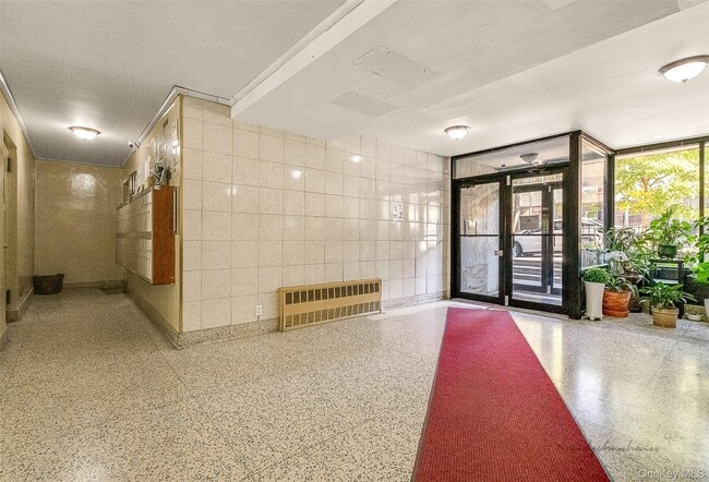 Foto del edificio - 63-80-80 Wetherole St