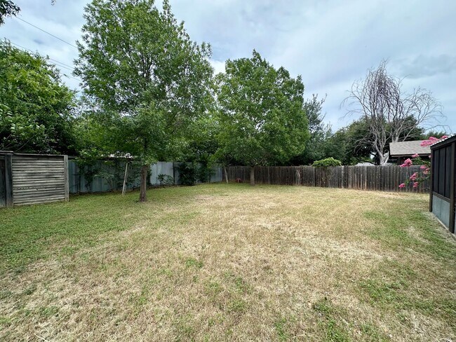 Building Photo - 3/2 House in North Austin