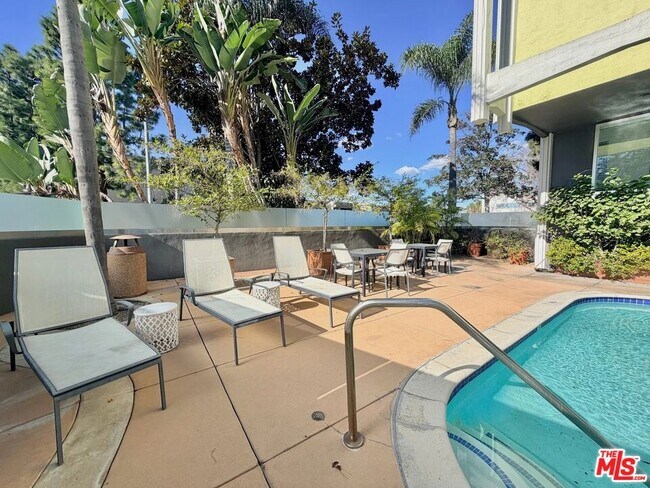 Foto del edificio - 5805 W 8th St