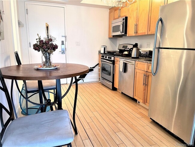 Building Photo - 516 W 47th St