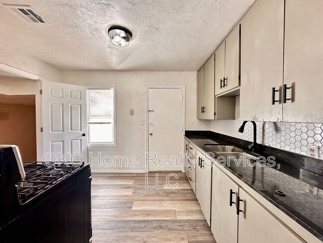 Building Photo - 3516 S St Clair Ave