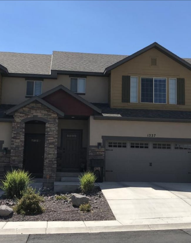 Building Photo - 1227 SilverCrest Dr