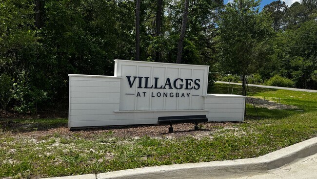 Foto del edificio - Charming 3BR Townhome with Screened-In Patio