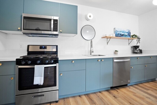 Foto del edificio - Individual Bungalows: All 1 bedroom/ 1 bath units all with LARGE PRIVATE YARDS.