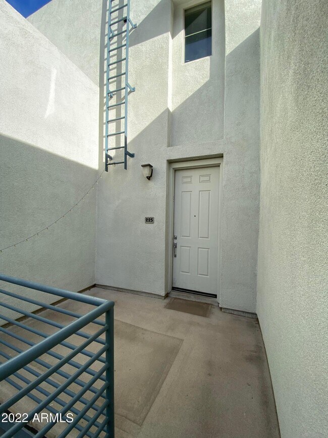 Foto del edificio - 615 E Portland St