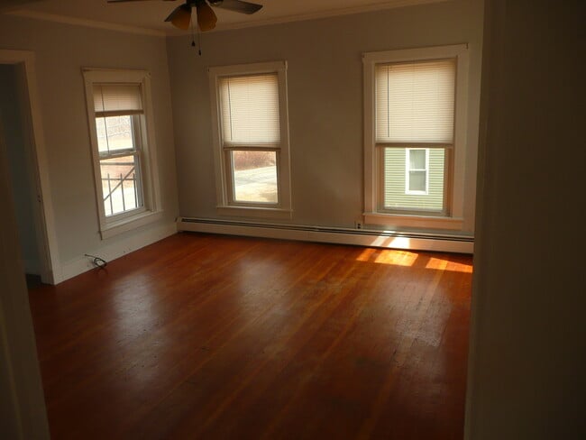 Building Photo - 76 Main St