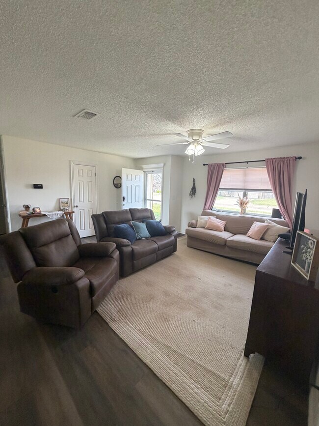 Foto del edificio - 927 E Krayler Ave