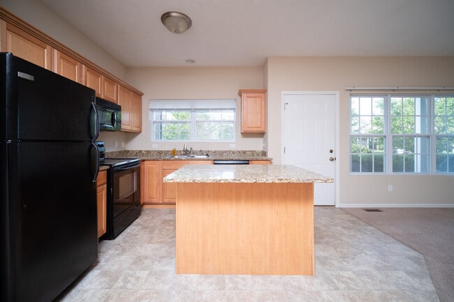 Building Photo - 565 Stonegate Dr