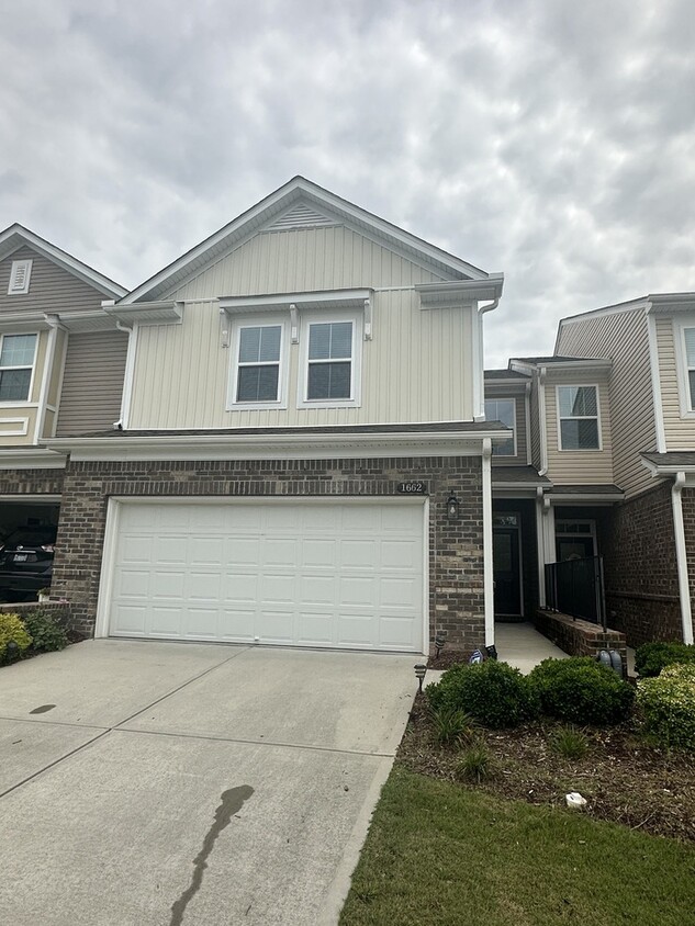 Foto principal - Like New Townhome in Cary