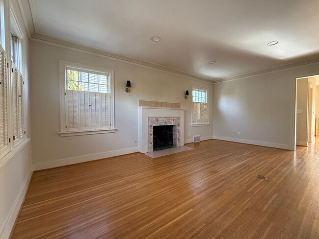 Building Photo - 3BR Tudor Home 1/2 Block from Greenlake!
