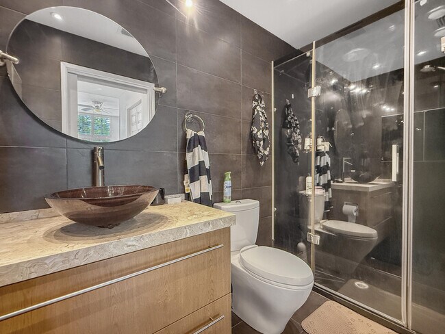 Foto del edificio - 1900 Van Buren St