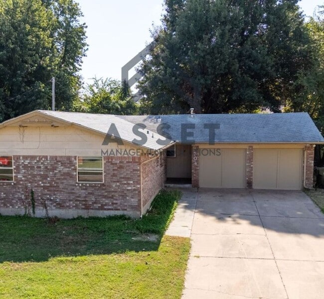 Building Photo - Cute 5 Bedroom House!