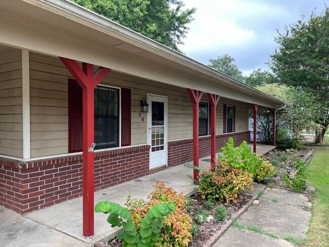 Building Photo - 60 Parkview Dr