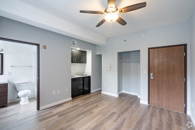 Interior Photo - Commodore Regency Apartments
