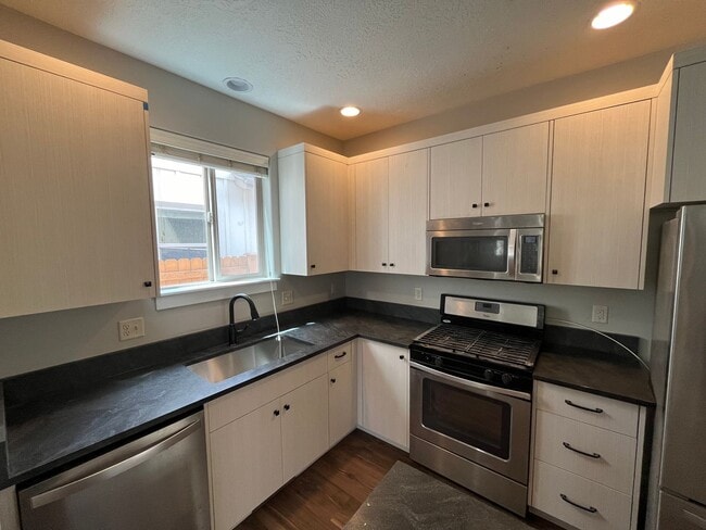 Building Photo - 3 Bed/2.5 Bath Single Family Home - Empire...