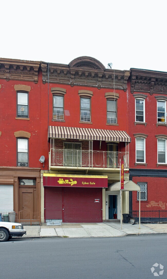 Building Photo - 85 MONTROSE AVE