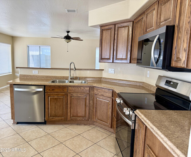 Building Photo - 4301 E Graythorn Ave