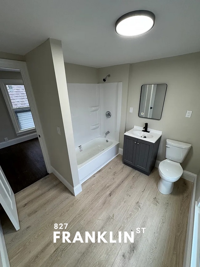 Building Photo - 827 Franklin St