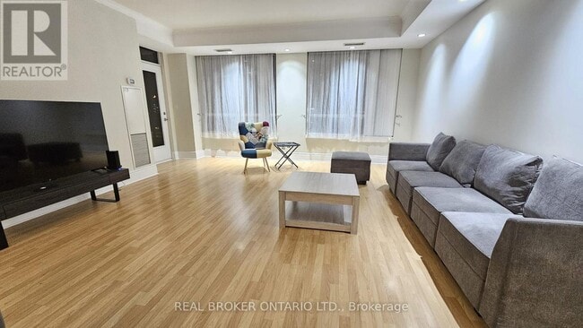 Photo du bâtiment - 3880 Duke of York Blvd