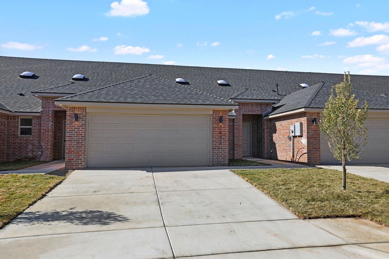 Foto principal - 7622 Woodford Ave