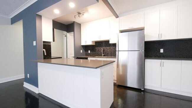 Building Photo - Balcony with Lakeview, 1 bedroom unit beautifully renovated.