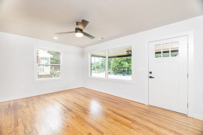 Building Photo - 1104 E Martin St