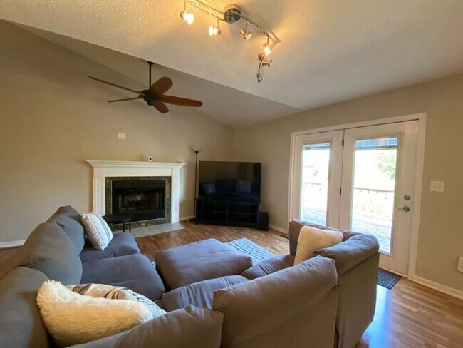 Foto del edificio - $1,975 | 3 Bedroom, 2.5 Bathroom Home | Ca...