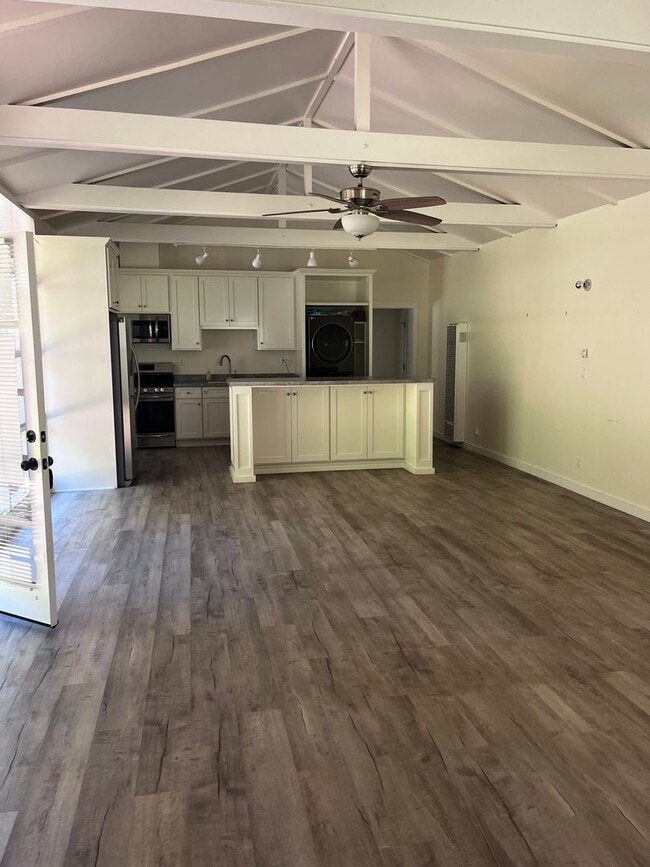 Building Photo - Charming Cottage for Rent in Montecito