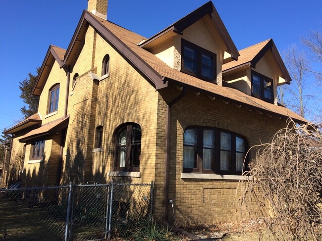 Building Photo - 1041 S 96th St