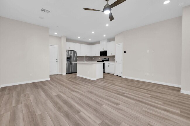 Foto del edificio - BRAND NEW - NEVER LIVED IN 3 BR/2.5 BA Townhouse across the street from Henderson Hospital and Me...