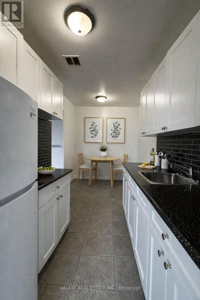 Building Photo - 35 Confederation Dr