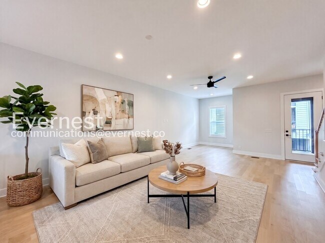 Foto del edificio - 4 Bed, 4.5 Bath Town Home with Garage / Available Now!