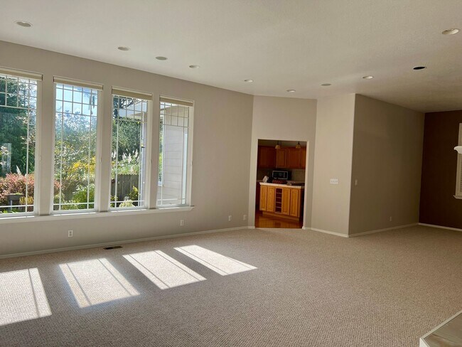 Foto del edificio - Spacious, Well-Appointed home in a Highly Desirable Location!