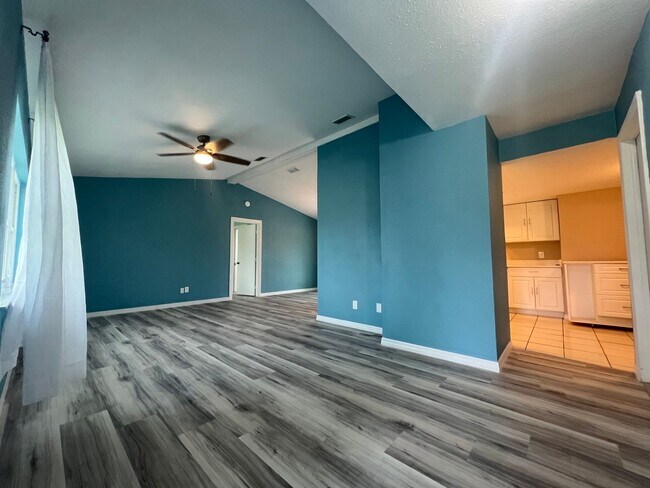 Building Photo - Annual ** Newly Renovated ** 3 Bedroom / 2...