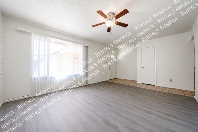 Building Photo - 2156 E Yale Dr