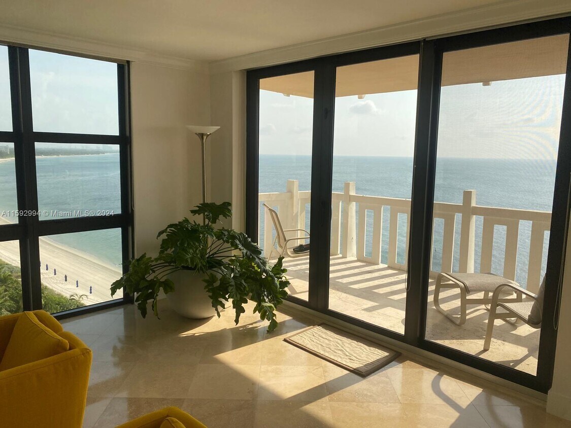 Foto principal - 1111 Crandon Blvd