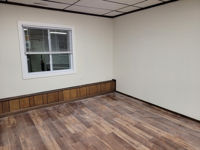 Building Photo - 931 S Fancher Ave