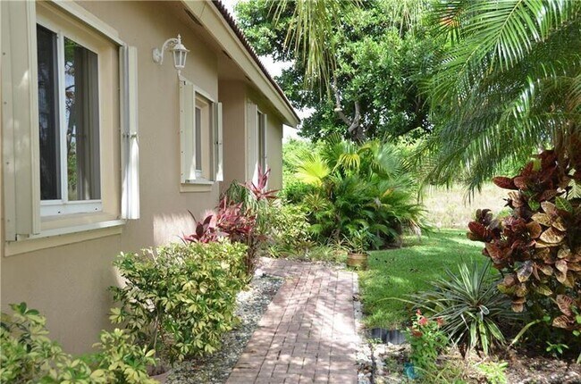 Foto del edificio - 5766 NW 127th Terrace