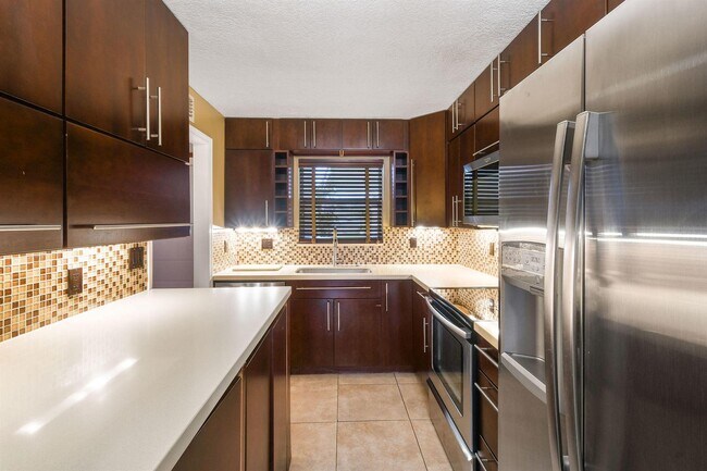 Building Photo - 370 Wilma Cir