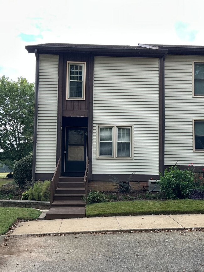 Foto del edificio - Beautiful 2BR/2.5 Bath Townhome on a Priva...