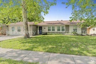 Building Photo - 2211 Huntington Dr
