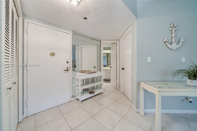 Foto del edificio - 7400 Radice Ct