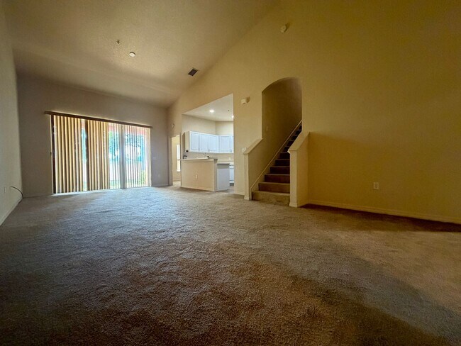 Foto del edificio - Beautiful 3 room /2.5 bath Gated Community W/ Pool Close to the Skyway