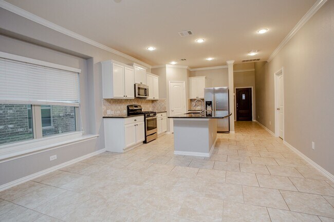 Foto del edificio - Cozy & Beautiful 4BR/2.5BA Two-Level Home ...