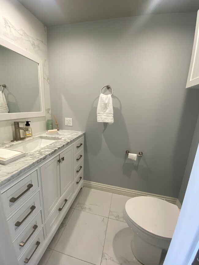 Foto del edificio - 321 S San Vicente Blvd