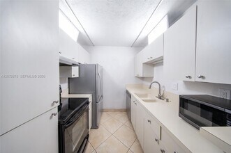 Building Photo - 10826 N Kendall Dr